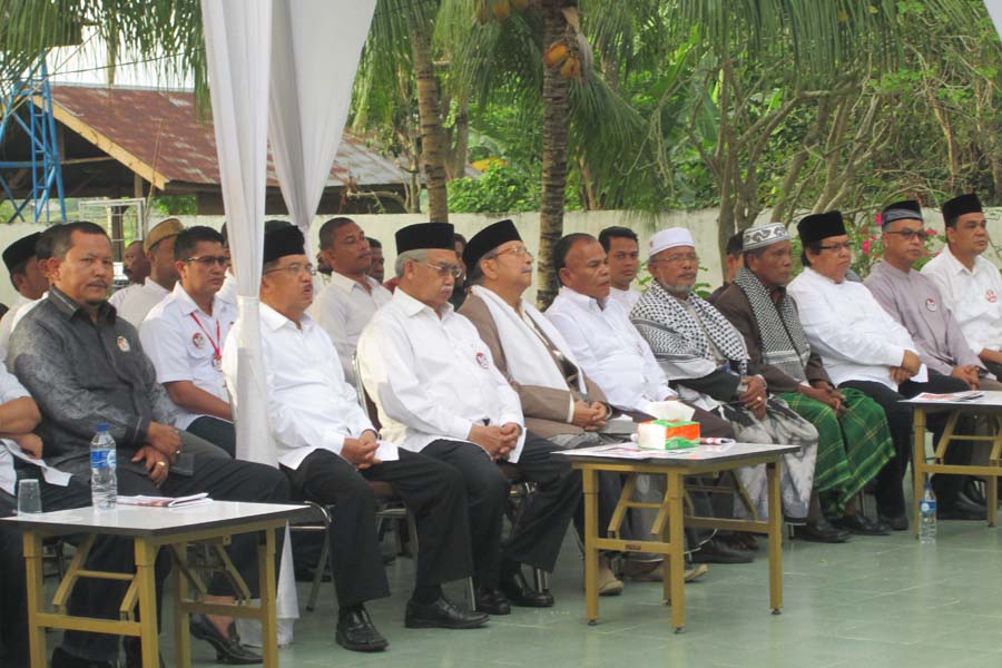 JK saat berada di komplek Wali makam Hasan Tiro. Foto Taufik